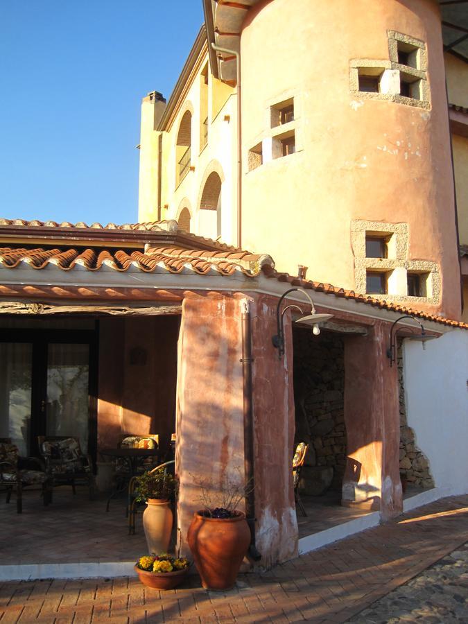 Locanda Tipica Sa Corte Oliena Exterior foto