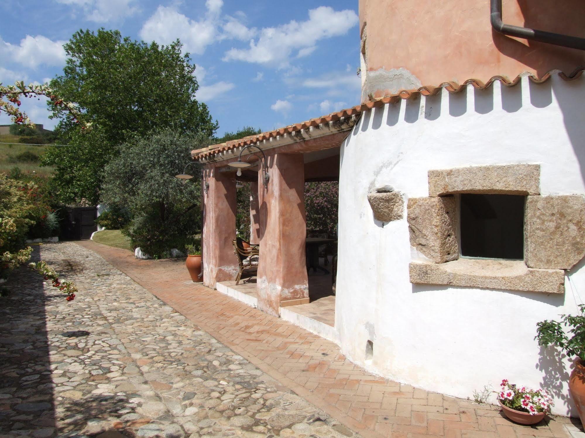 Locanda Tipica Sa Corte Oliena Exterior foto